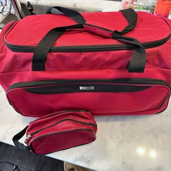 Tag Rolling Duffel Travel Suitcase with Extendable Handle and Toiletry Case Red - Picture 3 of 6